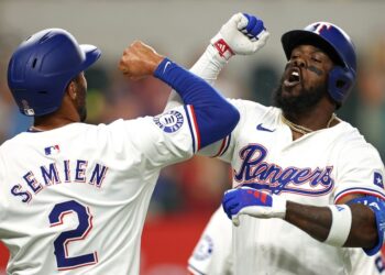 Con su nuevo batazo de vuelta completa, García (frente) se colocó en el lugar 18 de los Ranger de Texas. Foto: mlb.com