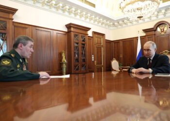 Putin y el jefe del Estado Mayor de las Fuerzas Armadas de Rusia, general del ejército Valeri Gerasimov, en Moscú, el 19 de abril de 2025. Foto: Foto: VYACHESLAV PROKOFIEV/SPUTNIK/ EFE/EPA/KREMLIN POOL