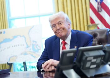 El presidente Trump después de firmar una serie de órdenes ejecutivas en la Oficina Oval de la Casa Blanca el 9 de abril de 2025. Foto: EFE/EPA/CHRIS KLEPONIS /POOL.