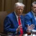 Trump responde a una pregunta de los medios durante una reunión de su Gabinete en la Casa Blanca. Foto: EFE/EPA/SHAWN THEW / POOL.