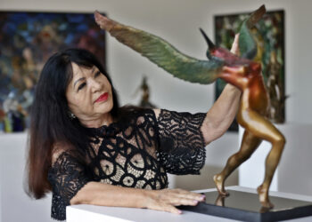 La artista cubana Zaida del Río posa este sábado, en La Habana (Cuba). La exposición 'Aliento' de Zaida del Río abrió sus puertas al público en el Museo Nacional de Bellas Artes de La Habana con un repaso de su amplia trayectoria a través de series de pintura, esculturas y el dibujo. Foto: EFE/ Ernesto Mastrascusa.