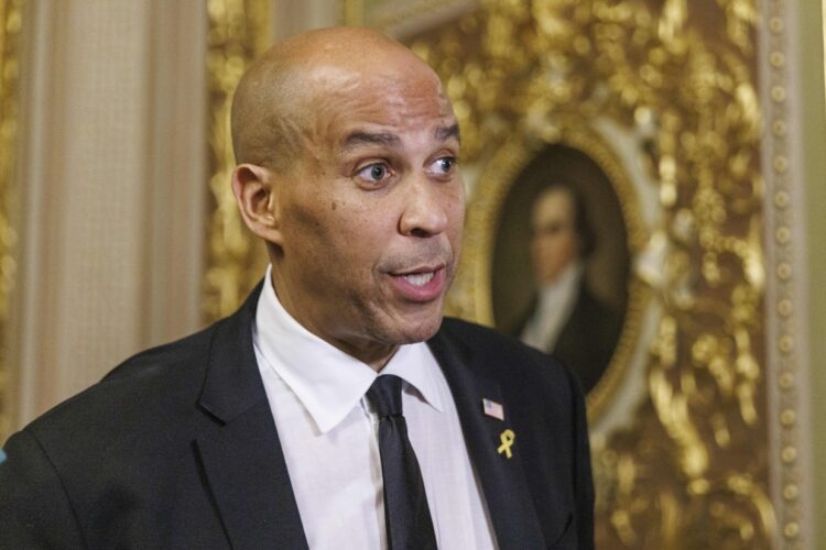 El senador Cory Booker (D., Nueva Jersey) habla a los medios fuera del piso del Senado después de completar 25 horas y 5 minutos hablando en oposición a la agenda del presidente Trump el 1 de abril de 2025. Foto: Efe/Epa/Aaron Schwartzz.