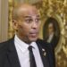 El senador Cory Booker (D., Nueva Jersey) habla a los medios fuera del piso del Senado después de completar 25 horas y 5 minutos hablando en oposición a la agenda del presidente Trump el 1 de abril de 2025. Foto: Efe/Epa/Aaron Schwartzz.