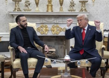 Trump y Bukele este 14 de abril de 2025 en la Casa Blanca. Foto: EFE/EPA/KEN CEDENO/POOL.