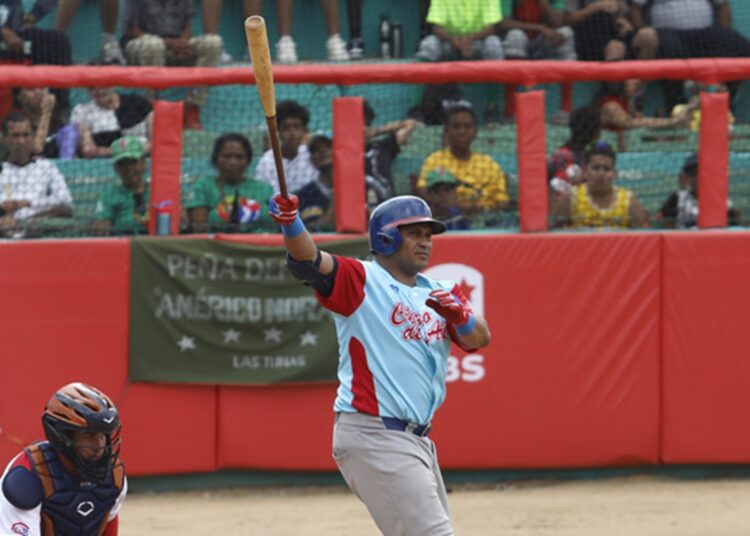 Frederich Cepeda, nuevo rey del jit en Cuba, vistiendo el uniforme de Ciego de Ávila en la tercera Liga Élite del béisbol cubano. Foto: Roberto Morejón / Jit.