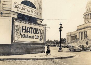 Valla publicitaria de la cerveza Hatuey frente al Capitolio de La Habana. Foto:
Archivo del autor.