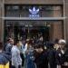 Peatones frente a una tienda de Adidas en Beijing, China. Foto: JESSICA LEE/EFE/EPA.