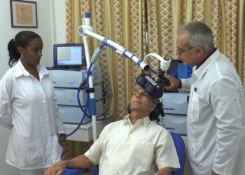 Médicos cubanos atienden a un paciente en el Centro Internacional de Restauración Neurológica (CIREN), en La Habana. Foto: Tomada del perfil de Facebook de la Comercializadora de Servicios Médicos Cubanos, S.A.