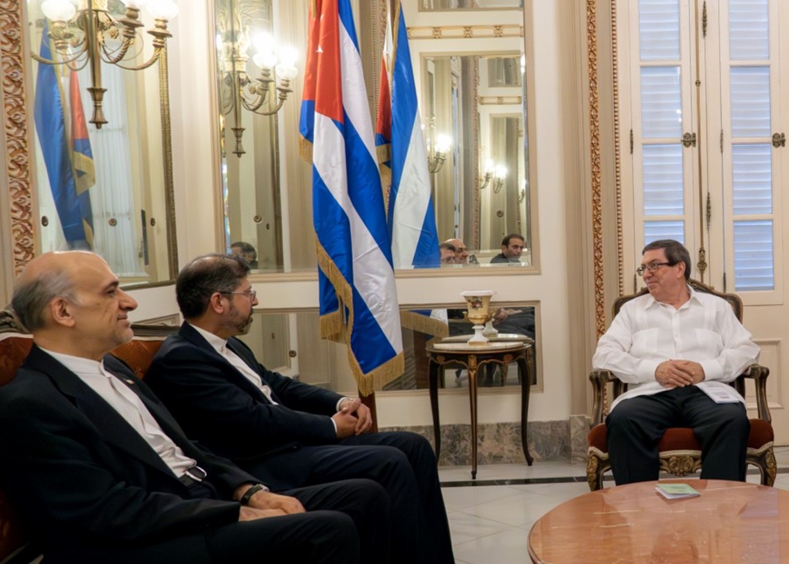 El canciller de Cuba, Bruno Rodríguez (d), junto a representantes diplomáticos de Irán, en un encuentro en la sede del Minrex, en La Habana, el 1 de abril de 2025. Foto: Minrex.