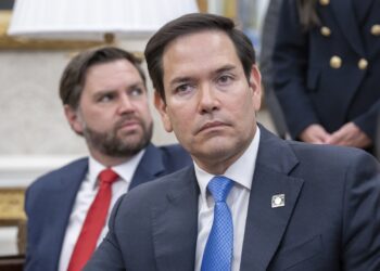 El secretario de Estado, Marco Rubio (delante), junto al vicepresidente de Estados Unidos, JD Vance, en la Oficina Oval de la Casa Blanca. Foto: Ken Cedeno / EFE / EPA / POOL.