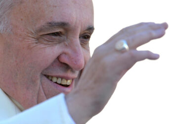 Imagen de archivo tomada el 4 de diciembre de 2013 del papa Francisco mientras bendice a los fieles durante la audiencia general de los miércoles en la Plaza de San Pedro en la Ciudad del Vaticano. Foto: EFE/ Ettore Ferrari.