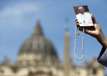 Una monja muestra una foto del papa Francisco durante su rezo este lunes en la Plaza de San Pedro en el Vaticano. El papa Francisco falleció este lunes en su residencia de la Casa Santa Marta. Foto: Angelo Carconi/EFE