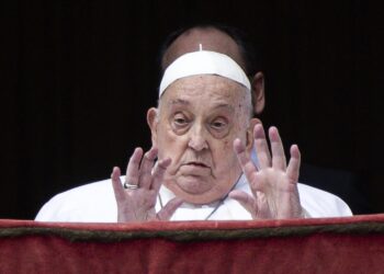 El papa Francisco, aún convaleciente de su infección respiratoria, apareció en el balcón de la logia central de la basílica de San Pedro para la bendición Urbi et Orbi tras la misa del Domingo de Resurrección. Foto: Angelo Carconi/EFE