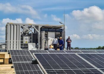 Uno de los nuevos parques solares fotovoltaicos que se instalan en Cuba. Foto: Tomada del perfil de Facebook de la Unión Eléctrica (UNE).