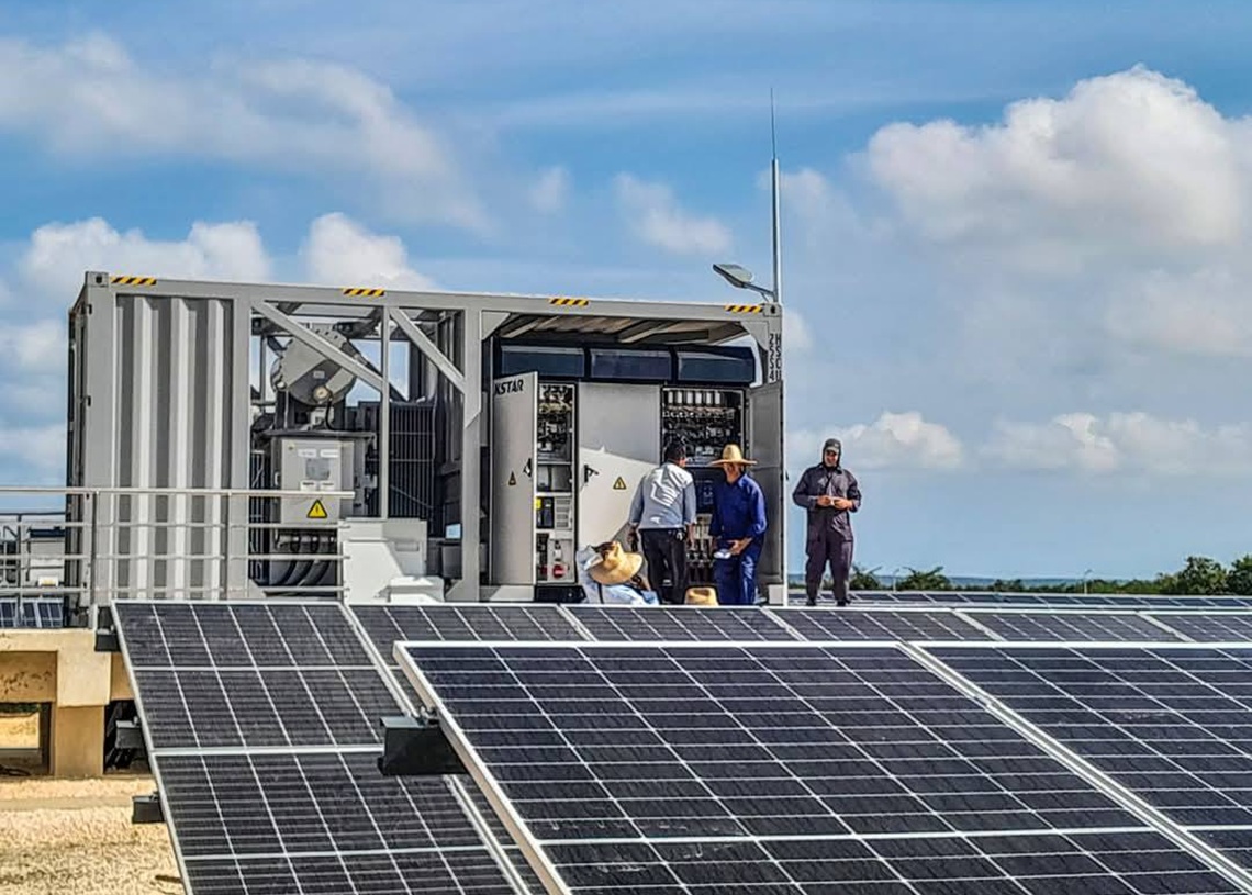 Uno de los nuevos parques solares fotovoltaicos que se instalan en Cuba. Foto: Tomada del perfil de Facebook de la Unión Eléctrica (UNE).