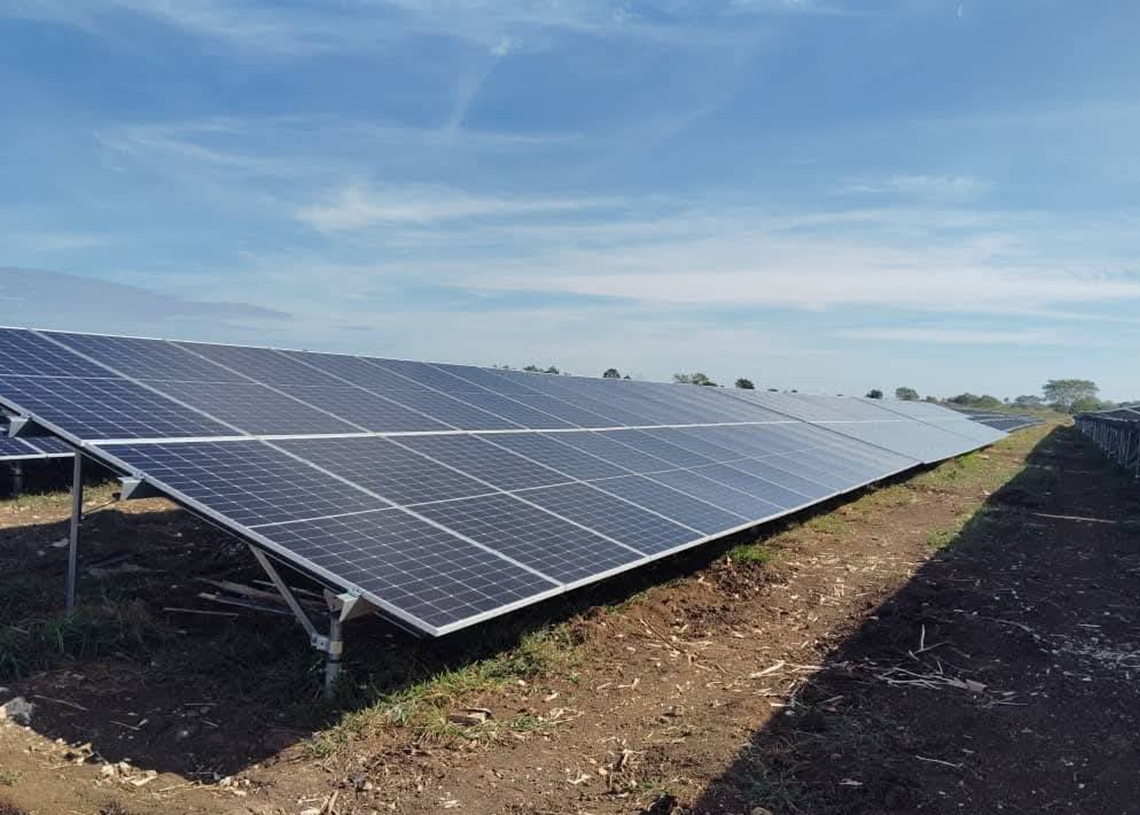 Parque solar fotovoltaico en Cuba. Foto: Tomada del perfil de Facebook de la Unión Eléctrica (UNE).