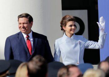 Ron DeSantis junto a su esposa Cassey. Foto: X @WFLA
