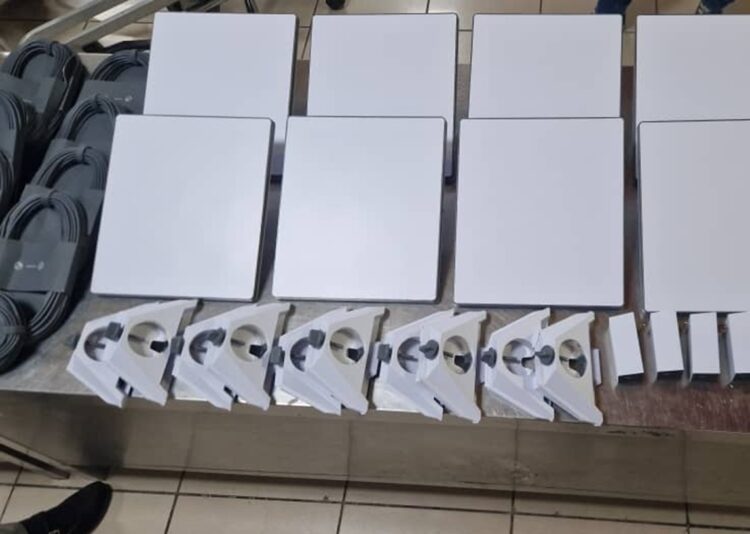 Equipos para acceder a Starlink decomisados en aeropuerto de La Habana. Foto: X/Wiliam Pérez González.
