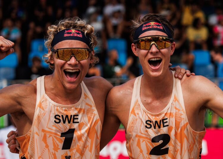 Los campeones olímpicos de voleibol de playa David Ahman y Jonatan Hellving, de Suecia. Foto: @BeachVBWorld / X.