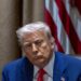 Trump durante una reunión de su gabinete, el 10 de anbril de 2025. Foto: EFE/EPA/SHAWN THEW / POOL.